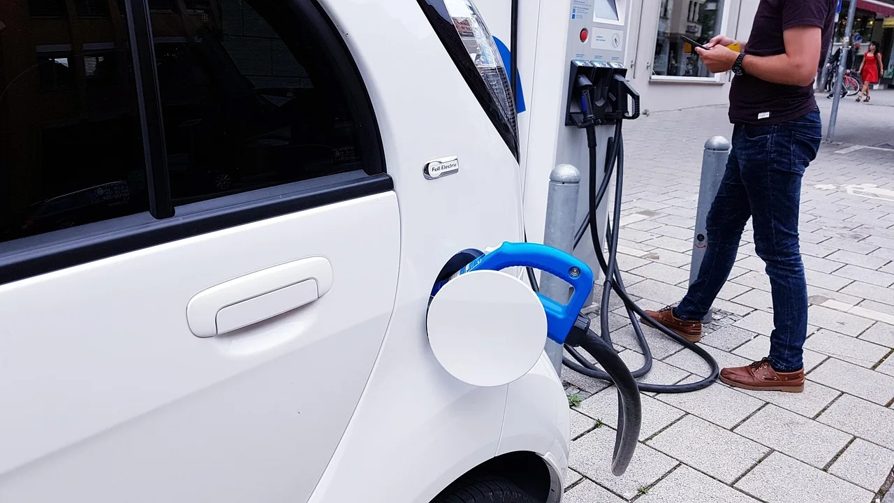 Aides pour une voiture électrique fin 2026 : primes et leasing social