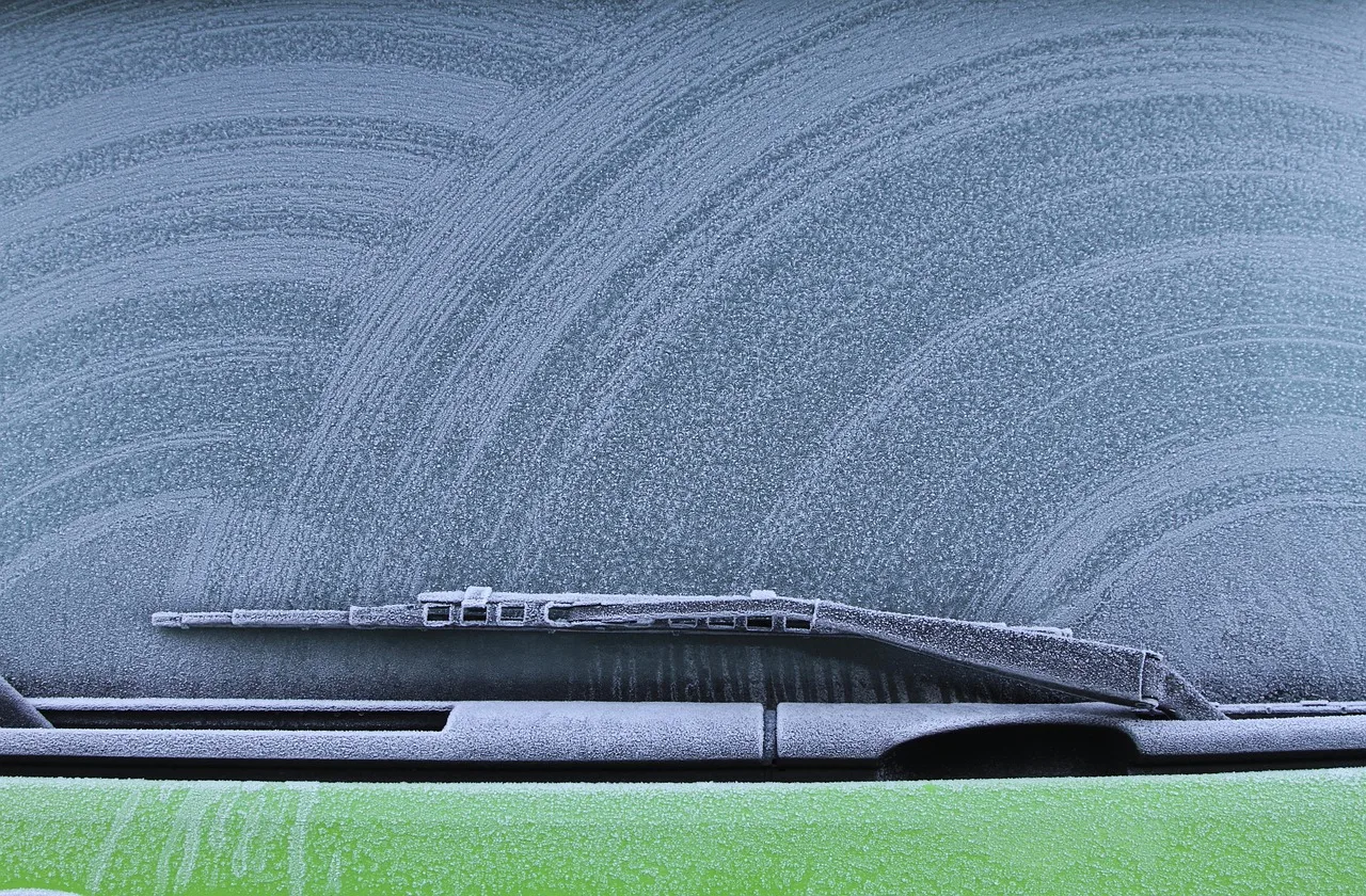 Préparer sa voiture pour l'hiver : batterie, pneus, liquides, vitres